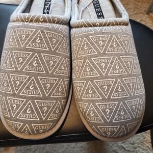 NWT IN BOX GUESS GRAY MENS BEDROOM SLIPPERS